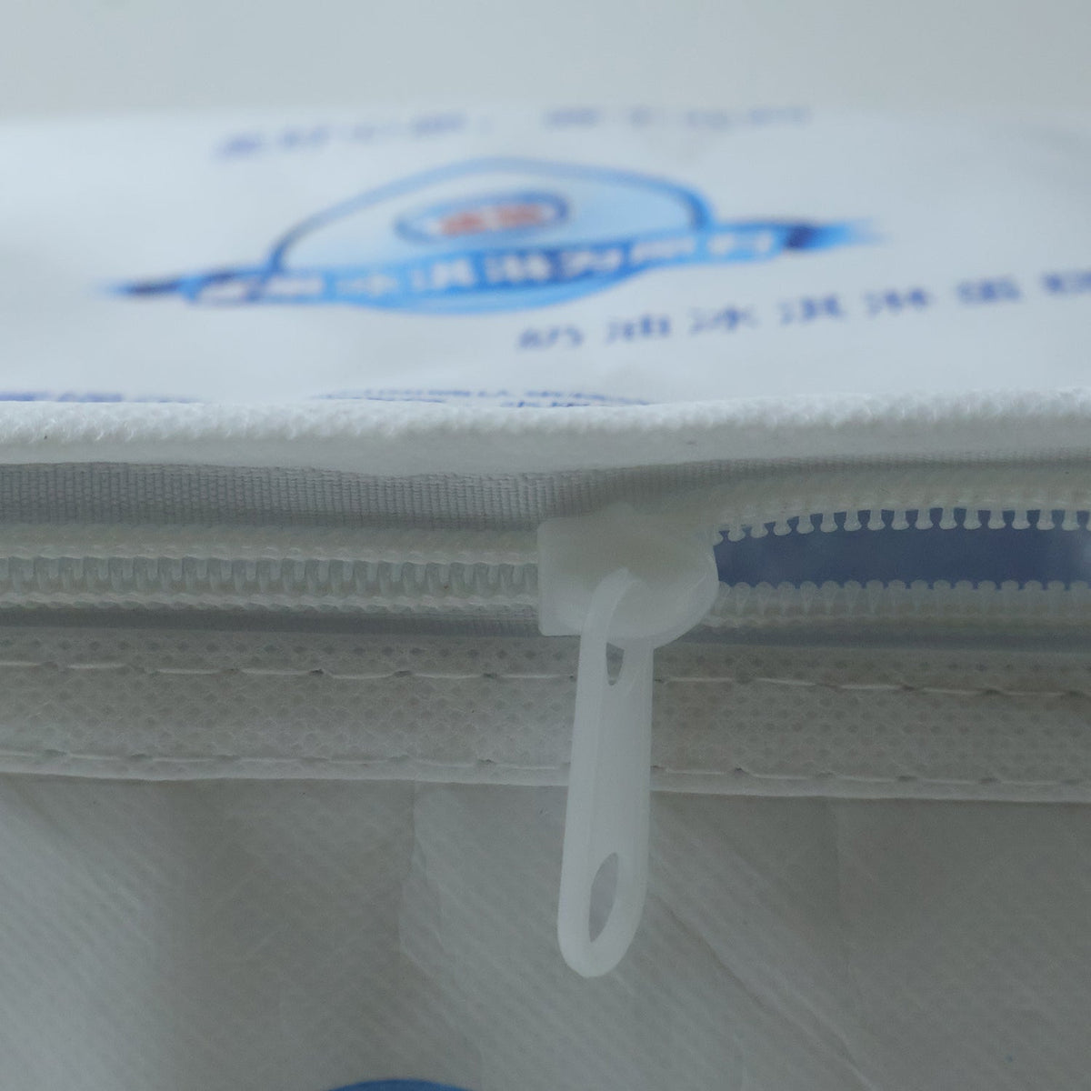 zipper lunch bag for easy carrying meals
